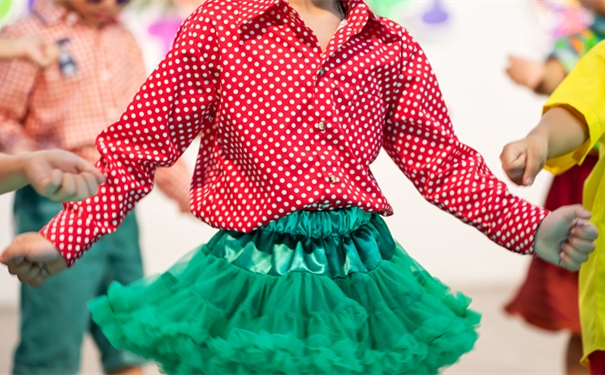 演出服裝暫時進出口報關怎么操作?