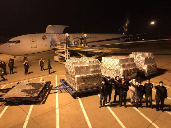 口罩、消毒液等防疫物資進口機場清關，眾志成城，共同戰“疫”